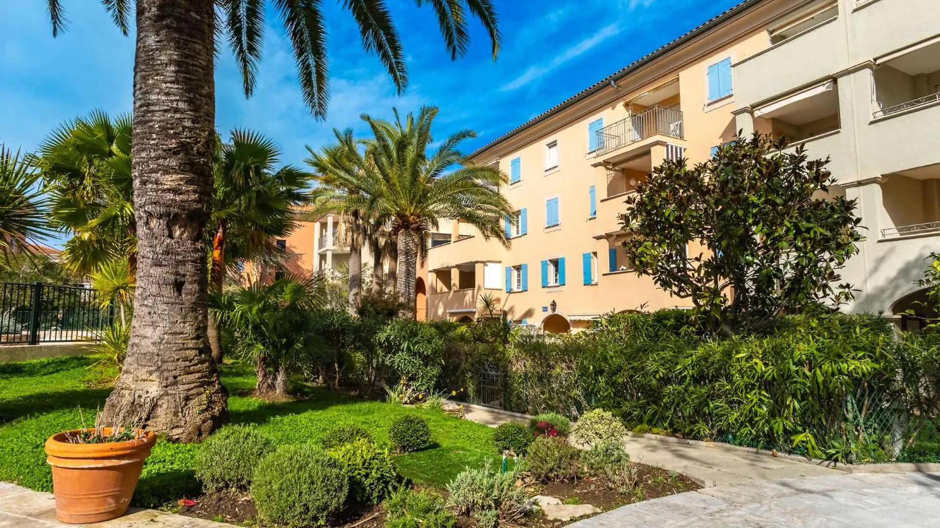 Apartment Le Clos Sainte Anne-2 By Interhome